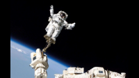 宇航员能不能出仓100米至1000米以内拿取太空或推离太空污物呢？（带推取喷气小型机）