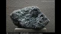 石头鉴定表面有熔壳有气孔，有磁性磁铁能吸住
