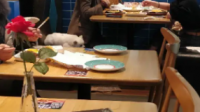 当顾客携带进餐厅的宠物一直大叫，影响到其他顾客就餐时，该如何化解？